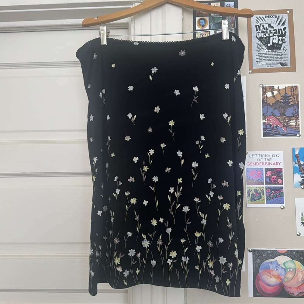 Vintage First Issue (Liz Claiborne) mid length black with floral skirt in XL.